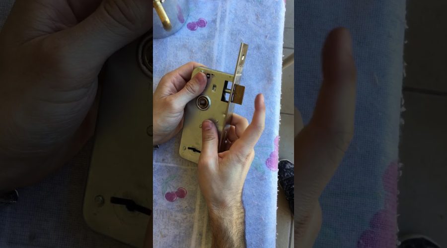 Cómo ajustar cerradura embutida