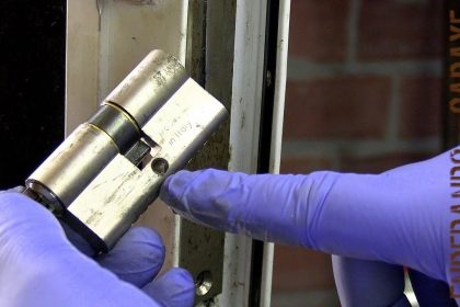 Cómo comprobar tornillo de fijación del bombín